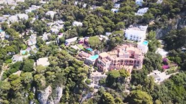 İtalya 'nın yaz mevsiminde Capri Adası kıyı şeridini inanılmaz bir şekilde görüyoruz. Drone bakış açısı