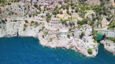 İtalya, Amalfi Sahili 'ndeki bir İHA' dan Furore Fjord 'un hava görüntüsü
