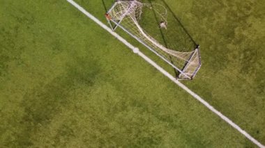 Futbol sahasının yukarıdan görünüşü. Spor konsepti, açık hava aktivitesi ve spor konsepti