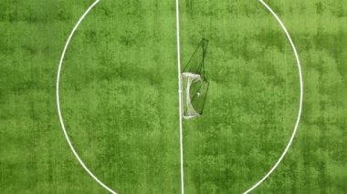 Futbol sahasının yukarıdan görünüşü. Spor konsepti, açık hava aktivitesi ve spor konsepti