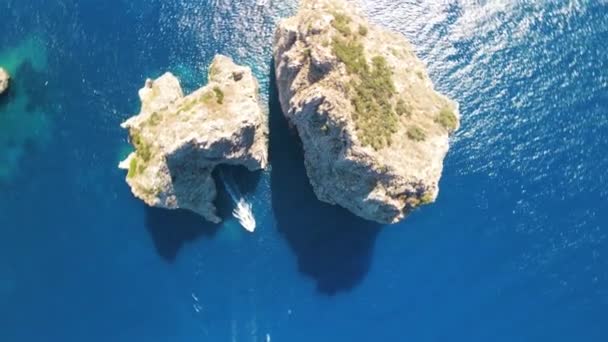 Niesamowity widok z lotu ptaka z Faraglioni Rocks nad morzem na Capri Island we Włoszech. Punkt widzenia drona — Wideo stockowe