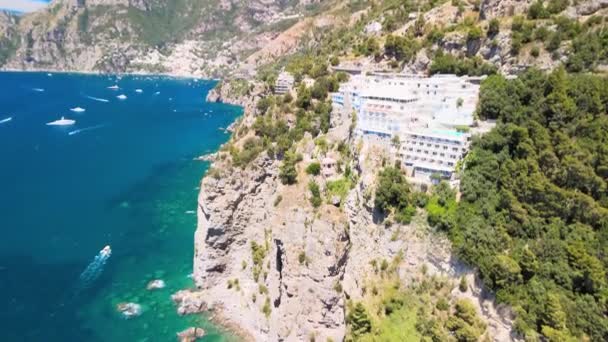 Wspaniały widok z lotu ptaka na piękne wybrzeże Amalfi w sezonie letnim, Włochy. Punkt widzenia drona — Wideo stockowe