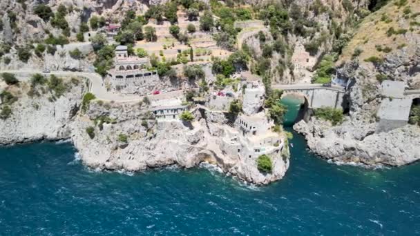 Luchtfoto van Furore Fjord vanuit een drone, Amalfi Coast, Italië — Stockvideo