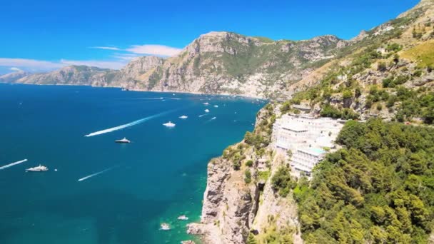 Prachtig uitzicht vanuit de lucht op de prachtige Amalfikust in het zomerseizoen, Italië. Drone standpunt — Stockvideo