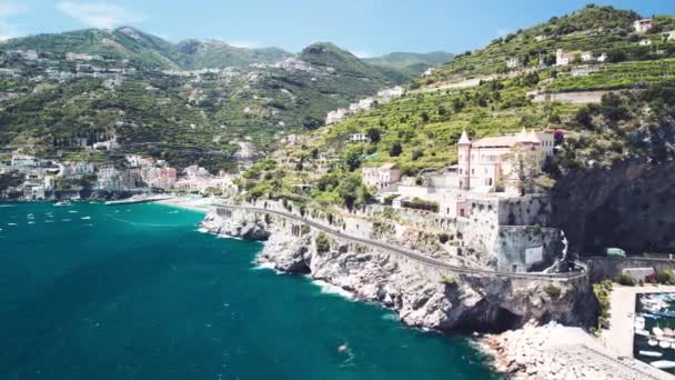 Prachtig uitzicht vanuit de lucht op Maiori en Minori langs de Amalfikust in het zomerseizoen, Italië. Drone standpunt — Stockvideo