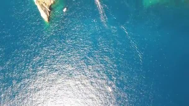 วิวทางอากาศที่น่าตื่นตาตื่นใจของชายฝั่ง Capri เกาะในฤดูร้อน, อิตาลี มุมมองโดรน — วีดีโอสต็อก