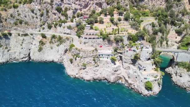 Vista aérea del fiordo de Furore desde un dron, Costa Amalfitana, Italia — Vídeo de stock
