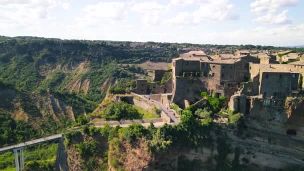 Csodálatos légi kilátás nyílik Civita di Bagnoregio táj a nyári szezonban, Olaszország. Ez egy híres középkori olasz város. — Stock videók