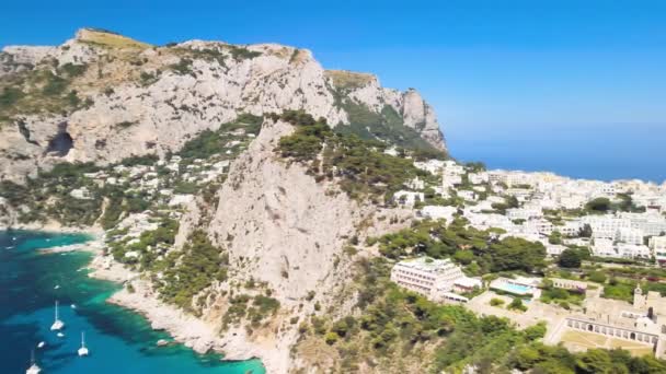 Incredibile vista aerea della costa dell'isola di Capri nella stagione estiva, Italia. Punto di vista drone — Video Stock