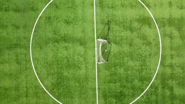 Bovenaanzicht vanuit de lucht op het voetbalveld. Sport concept, outdoor activiteit en fitness concept — Stockvideo