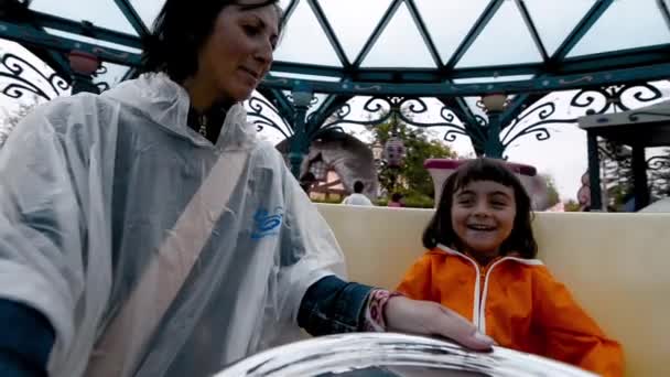 Familie genießt rotierende Pokale im Freizeitpark — Stockvideo