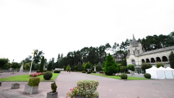 LISIEUX, FRANKREICH - JULI 2014: Außenansicht der berühmten Therese-von-Lisieux-Kathedrale in Zeitlupe — Stockvideo