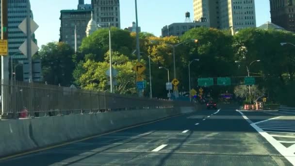 Kör längs Brooklyn Bridge i slow motion, vy från bilens interiör — Stockvideo