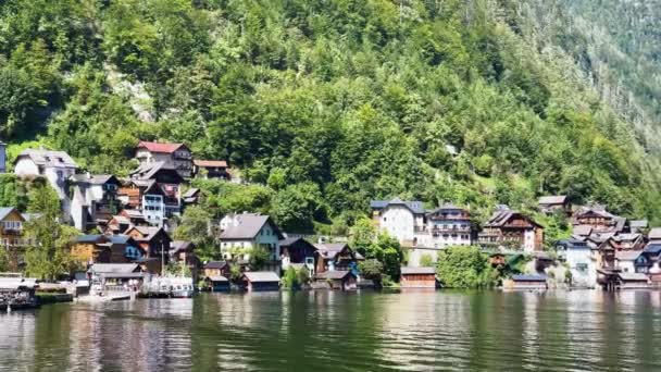Hallstatt cityscape podél krásného horského jezera, Rakousko. — Stock video