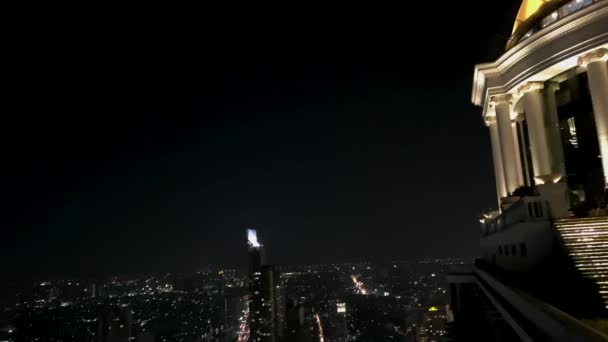 BANGKOK, THAILAND - DECEMBER 14, 2019: Bangkok aerial view at night from a city rooftop — Stock Video