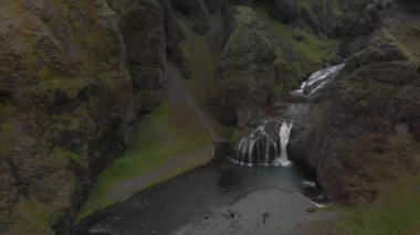 Stjornarfoss Şelaleleri yaz mevsiminde, inanılmaz hava manzarası