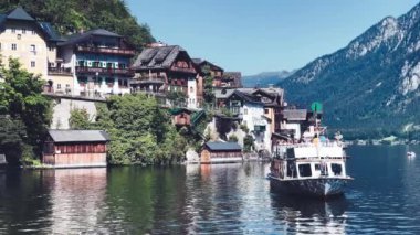 Hallstatt şehri Avusturya 'da güzel bir dağ gölü boyunca uzanır..