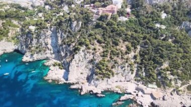 İtalya 'nın yaz mevsiminde Capri Adası kıyı şeridini inanılmaz bir şekilde görüyoruz. Drone bakış açısı
