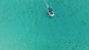 Bir kaya boyunca hareket eden teknenin havadan görüntüsü, Kristal Kaya, Mauritius