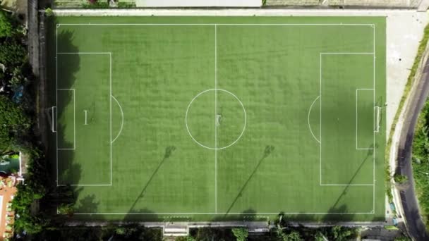 Vista aérea aérea do campo de futebol. Conceito de esporte, atividade ao ar livre e conceito de fitness — Vídeo de Stock