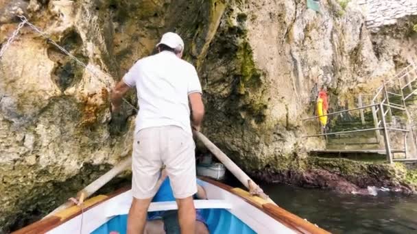 CAPRI, ITALIEN - JUNI 17, 2021: Turister och lokalbefolkning besöker berömda Blue Grotto — Stockvideo