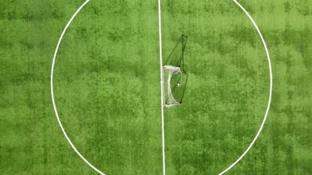 Вид с воздуха на пустое футбольное поле. Накладные расходы на съемку 4К — стоковое видео