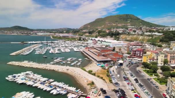 Prachtig uitzicht vanuit de lucht op de prachtige haven van Pozzuoli in het zomerseizoen, Italië. Drone standpunt — Stockvideo