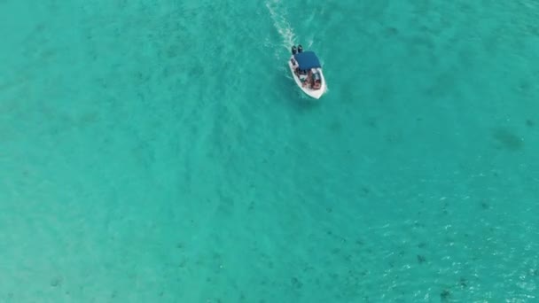 Vista aérea del barco en movimiento a lo largo de una roca, Crystal Rock, Mauricio — Vídeos de Stock