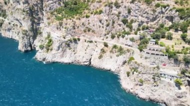 İtalya, Amalfi Sahili 'ndeki bir İHA' dan Furore Fjord 'un hava görüntüsü