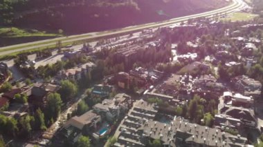 Vail otellerinin ve şehir evlerinin havadan görünüşü, Colorado, ABD