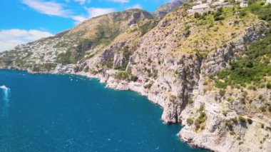 İtalya, Amalfi Sahili 'ndeki bir İHA' dan Furore Fjord 'un hava görüntüsü