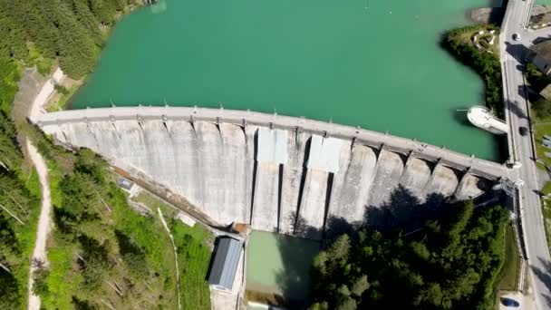 Alpin meer en dam in de zomer, uitzicht vanaf drone, Auronzo, Italiaanse dolomieten — Stockvideo