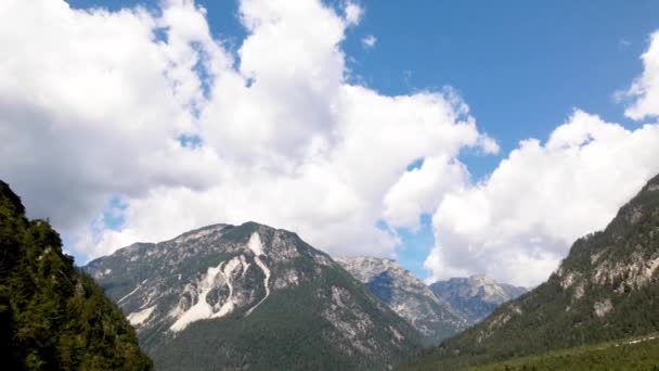 Hareket eden bulutlarla birlikte dağların zaman aralığı — Stok video