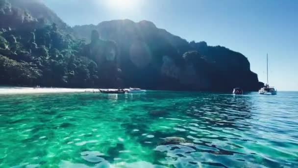 Thailand kust sett utifrån en rörlig båt, Surinöarna på en vacker solig dag — Stockvideo
