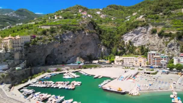 Incredibile vista aerea di Maiori e Minori lungo la Costiera Amalfitana nella stagione estiva, Italia. Punto di vista drone — Video Stock