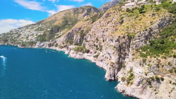 Flygfoto över Furore Fjord från en drönare, Amalfikusten, Italien — Stockvideo
