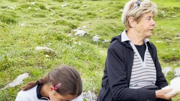 Família relaxar e almoçar depois de uma excursão trilha de montanha — Vídeo de Stock