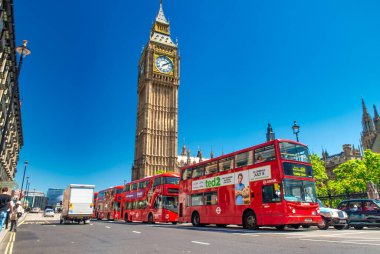 Londra, İngiltere - 30 Haziran 2015: Westminster 'da Red Double Decker otobüsleri hızlandı