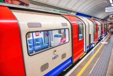 LONDON - 1 HAZİRAN 2015: İstasyondaki kırmızı-mavi-beyaz yeraltı treni