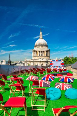 Londra, İngiltere. Yaz mevsiminde ön planda renkli yastıklı Aziz Paul Katedrali