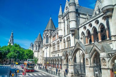 LONDON, İngiltere - 3 Temmuz 2015: Sokak boyunca şehir trafiği ve turistler