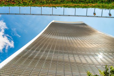 LONDON, İngiltere - 4 HAZİRAN 2015: En üst katlı bir restoranı olan Sky Garden gökdeleni