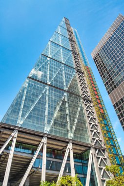 LONDON, İngiltere - 3 Temmuz 2015: Çömlek Londra 'nın merkezinde modern yüksek bir bina