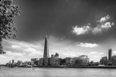 Thames nehrinin yansımalarıyla Londra silueti