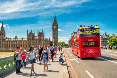 LONDON, İngiltere - 3 Temmuz 2015: Kırmızı Çift Katlı otobüs Westminster Köprüsü boyunca hızlandı