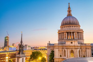 LONDON, İngiltere - 2 Temmuz 2015: St Paul Katedrali, şehrin gökyüzü manzarası