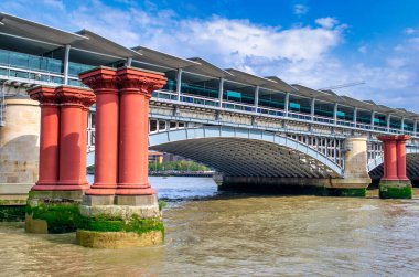 Thames Nehri üzerinde renkli bir köprü, Londra