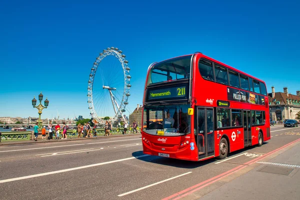 Londýn Velká Británie Června 2015 Červený Dvoupatrový Autobus Zrychluje Ulicích — Stock fotografie