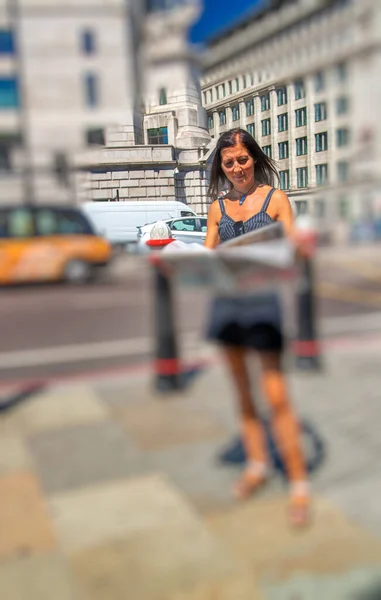 Žena Dívá Mapu Londýna Podél Městské Ulice Letní Sezóně Koncept — Stock fotografie
