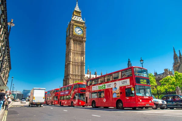 London Czerwca 2015 Autobusy Red Double Decker Przyspieszają Westminster — Zdjęcie stockowe